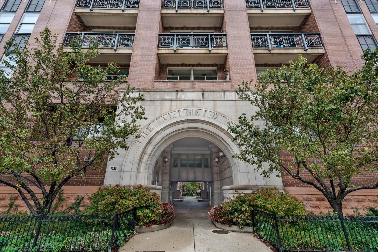 Primary Photo - 1350 W Fullerton Ave