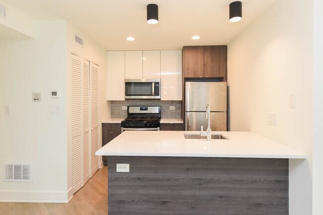 Building Photo - 949 W Grace St