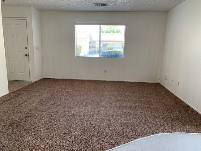 Building Photo - Newly remodeled Tulare apartment available!