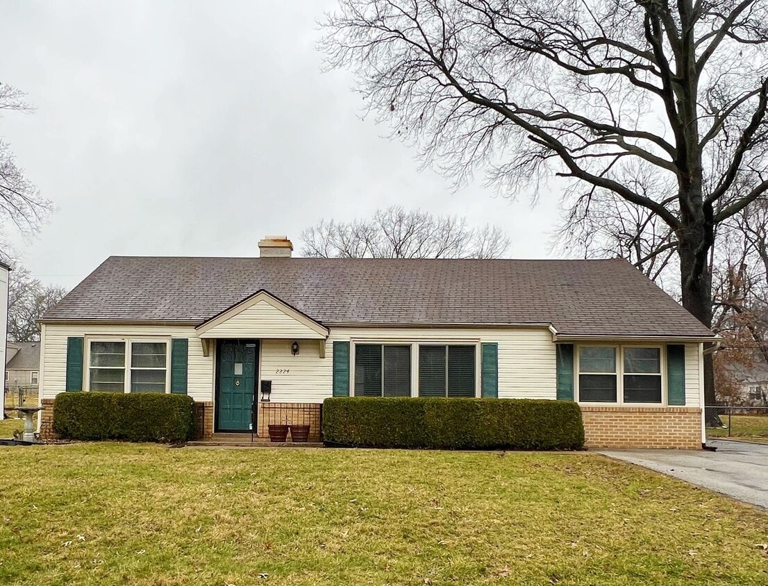 Primary Photo - Charming Prairie Village Ranch – Move-In R...