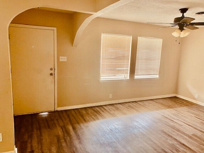 Foto del edificio - BEAUTIFUL 4 BEDROOM 2.5 BATH HOME IN LA MA...