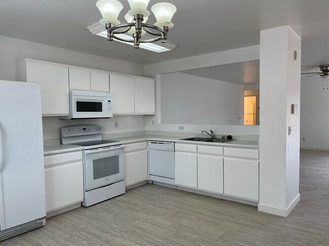 Building Photo - 2403 E Palm Beach Dr