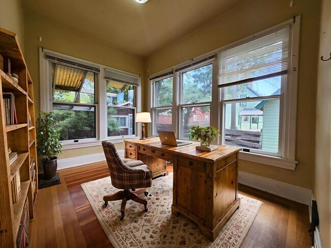 Building Photo - Victorian Home Downtown – Available NOW, 6 Month Leases Available! MOVE-IN SPECIAL