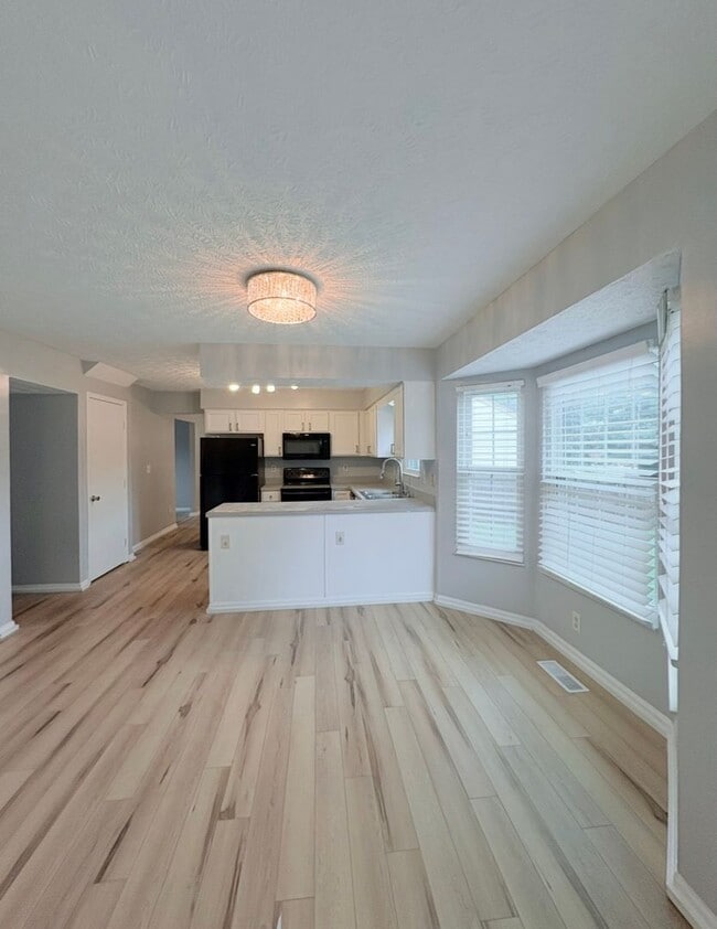Building Photo - 4BR/2.5BA  | Newly Flooring | Garage | Gated back yard