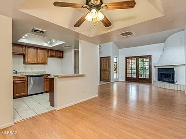 Building Photo - Don't Miss this Oro Valley Gem with Commun...