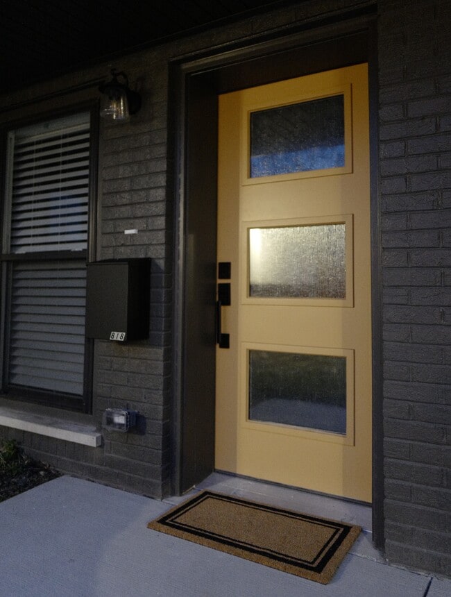 Building Photo - 818 Francis Pl