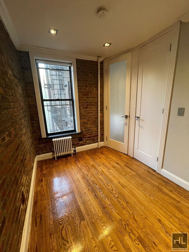 Foto del edificio - Sunny Nolita 1-Bedroom with Exposed Brick ...