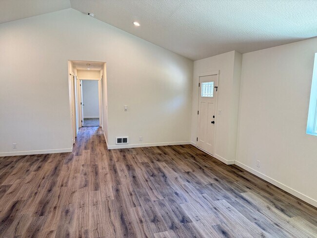 Building Photo - Updated 3-bedroom, 2 bath house in Eugene!