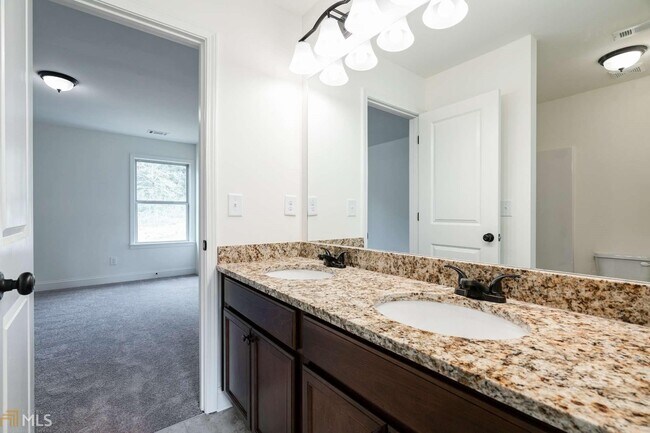 Building Photo - 5881 Ridgedale Ct