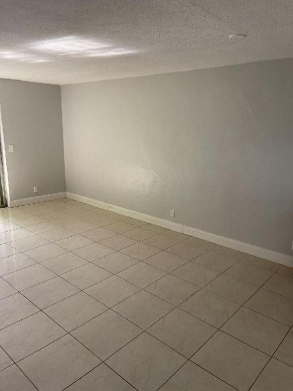 Foto del edificio - 2581 Garden Dr N Apt 203
