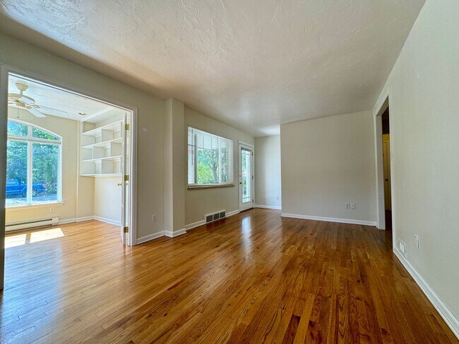 Foto del edificio - Beautiful 2 bedroom, 1.5 bathrooms plus an office!! Available NOW!