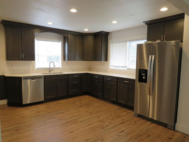 Building Photo - 4 Bed (2 non-egress) / 2 Bath