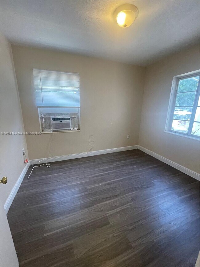 Foto del edificio - 555 SW 7th St