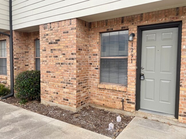 Building Photo - 1231 Dallas Dr