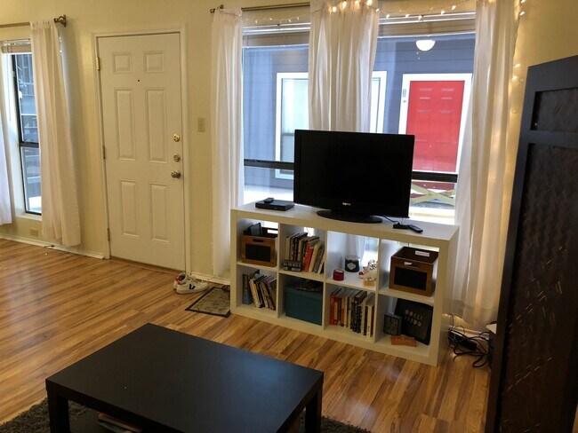 Building Photo - UT PRE LEASE: West Campus 2 bed / 2 bath, ...
