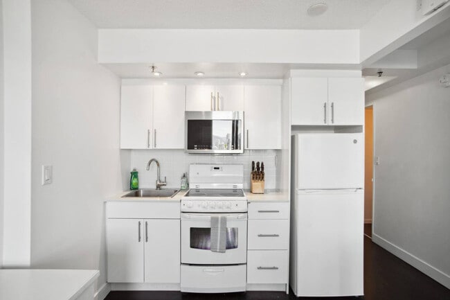 Building Photo - 1125 W 12th Ave