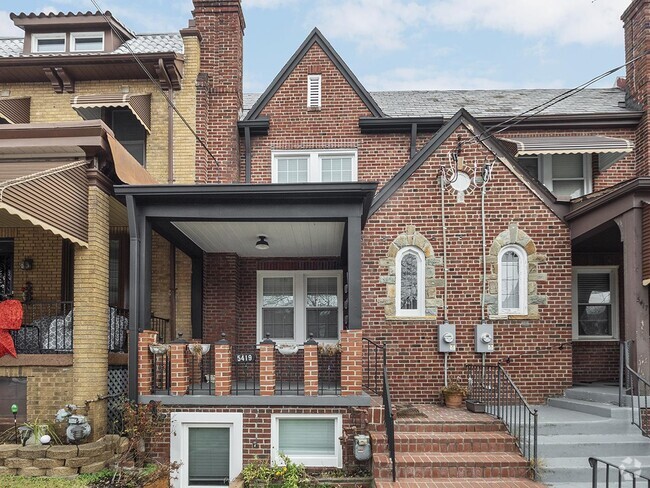 Building Photo - Brightwood Park townhouse near Fort Totten...