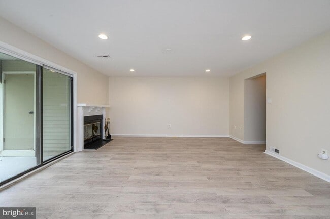 Building Photo - 17 Chelmsford Ct