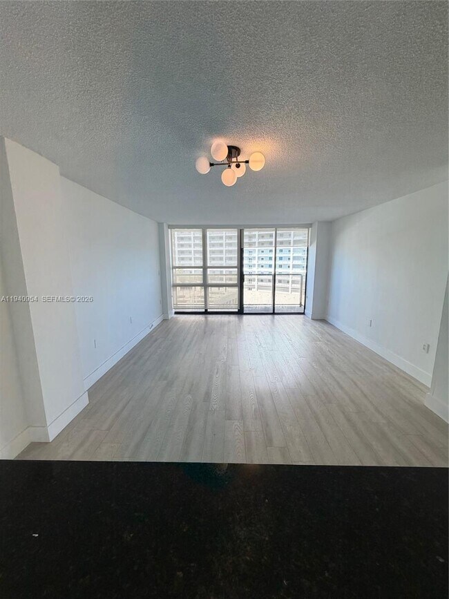 Foto del edificio - 600 NE 36th St