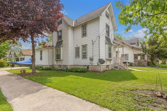 Building Photo - 121 N Prairie Ave