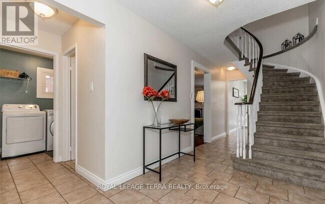 Building Photo - 44 Carruthers Crescent