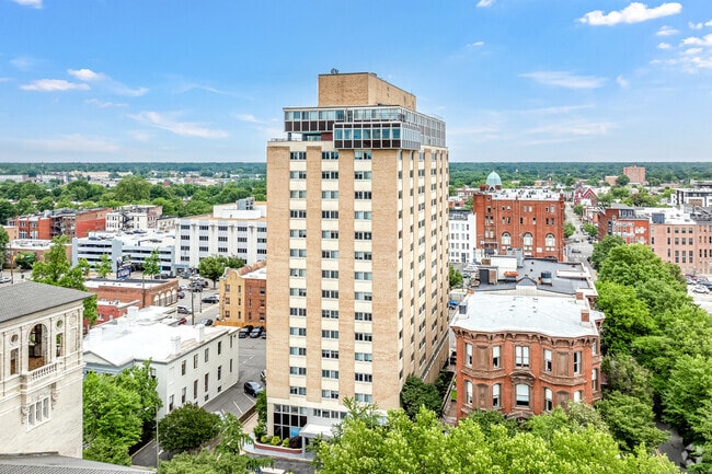 Building Photo - Towers on Franklin