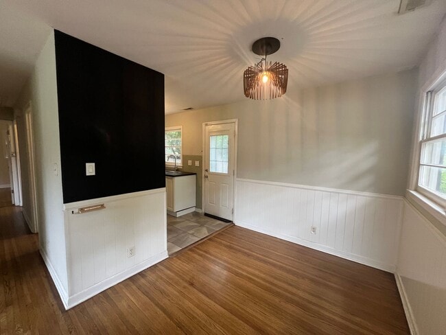 Building Photo - Cozy 2 Bedroom Minutes From Downtown