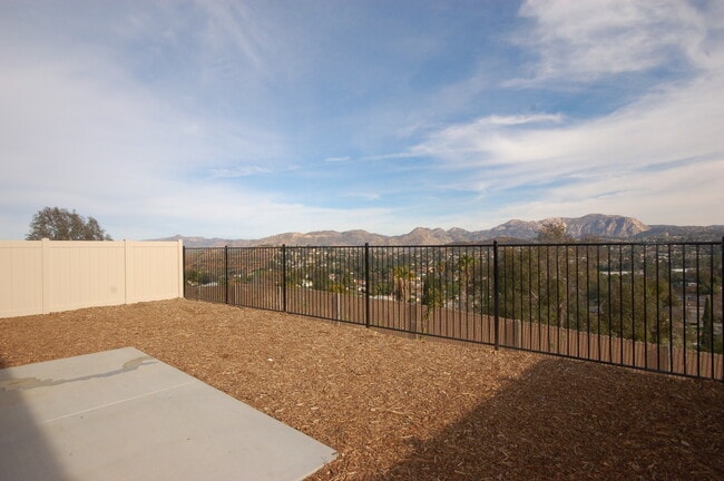 Building Photo - Beautiful Home in Lakeside with Stunning M...