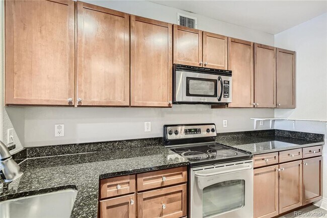 Foto del edificio - Remodeled top floor penthouse ,corner unit with stunning views!