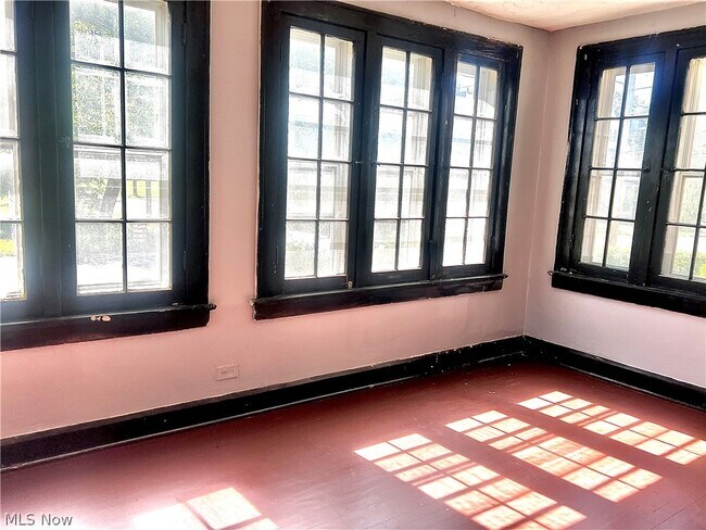 Foto del edificio - 3294 E 105th St