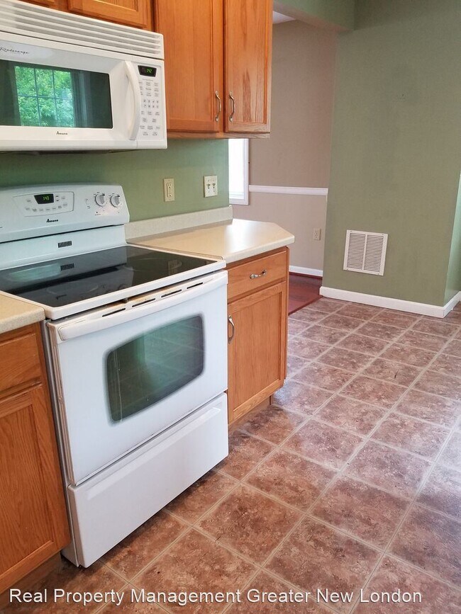 Foto del edificio - 3 br, 1.5 bath House - 11 Sunnyside East Rd