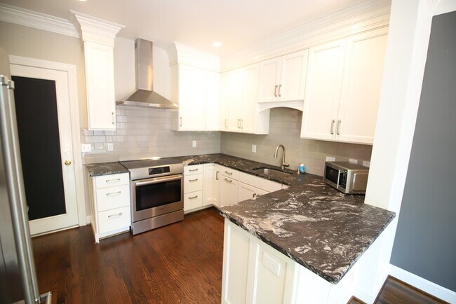 Foto del edificio - Three Bedroom St Matthews Condo