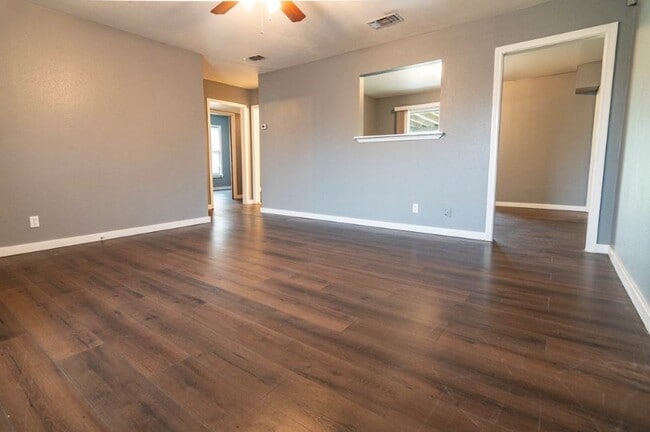 Building Photo - 1323 Luna St