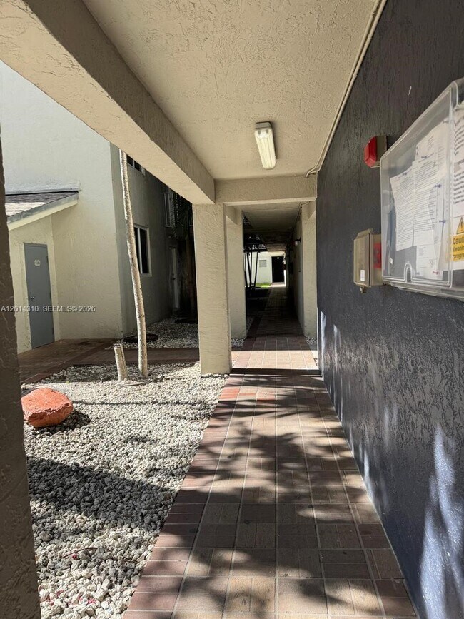 Foto del edificio - 10090 NW 80th Ct