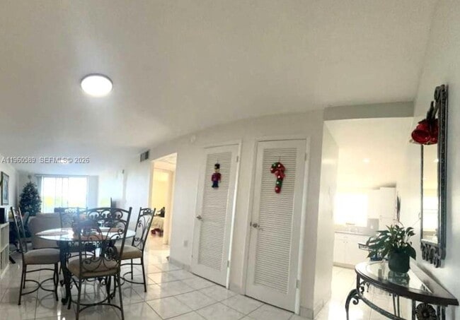 Building Photo - 910 Michigan Ave