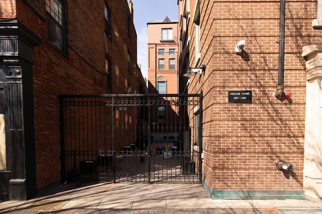 Building Photo - 1661 Washington St