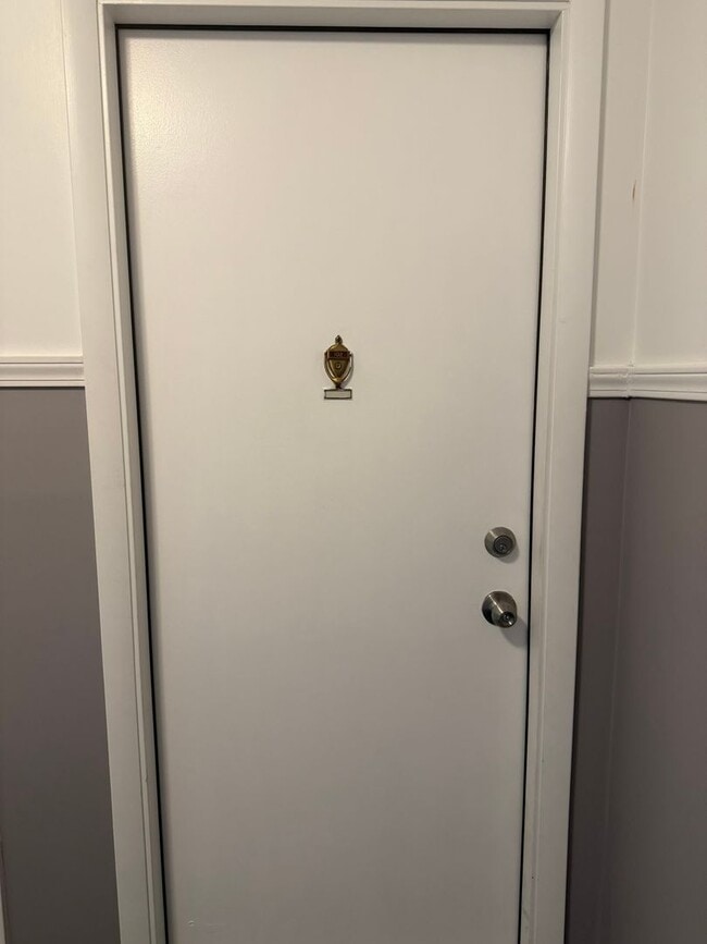 Building Photo - 304 N Carter St