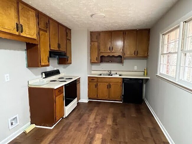 Building Photo - Must see all Brick Home on 1 Acre