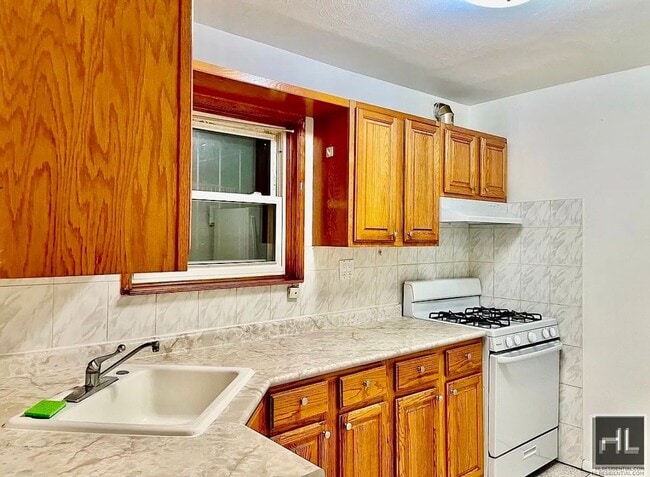 Building Photo - 2 bedroom apartment available near the R line