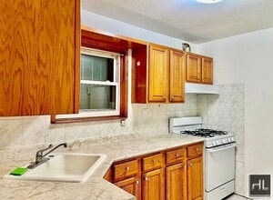 Building Photo - 2 bedroom apartment available near the R line