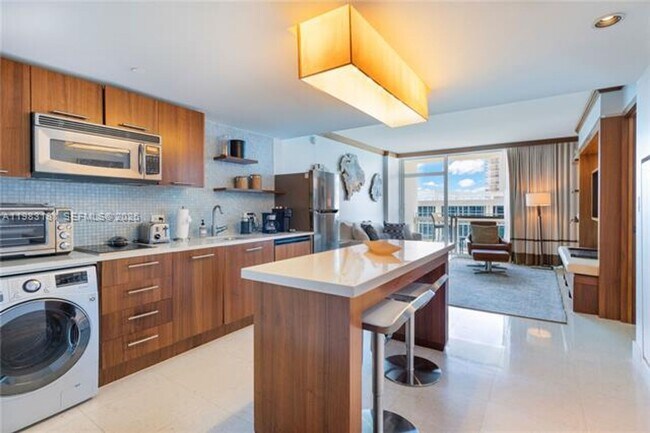 Foto del edificio - 6801 Collins Ave