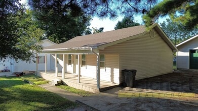 Building Photo - 811 Pinewood Dr