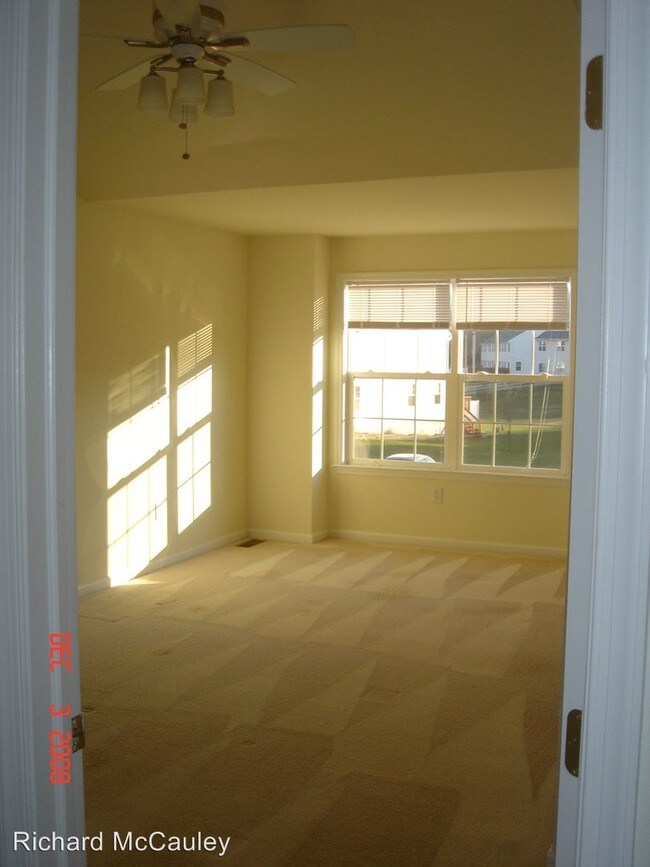 Building Photo - 264 Maple Ct