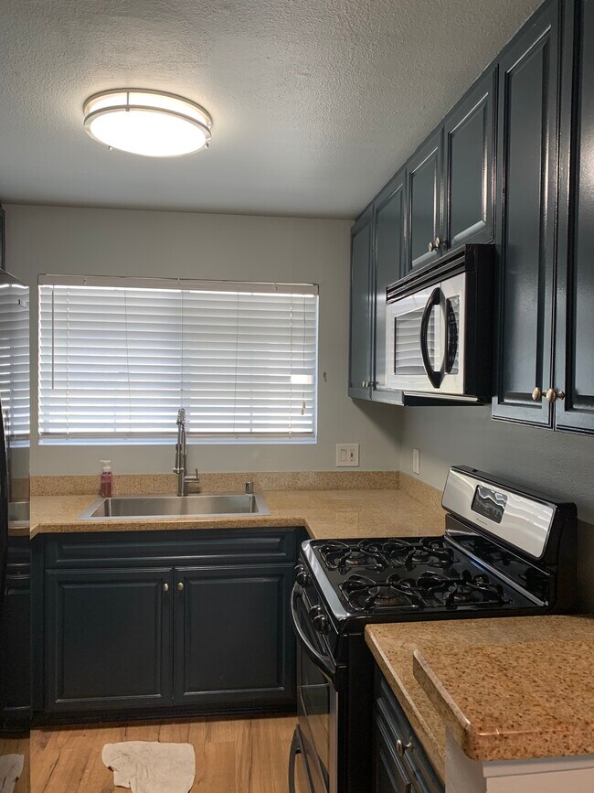 Kitchen (old) - 5525 Canoga Ave