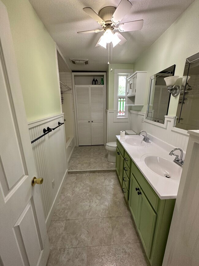Baño con lavabo doble - 215 N 7th St