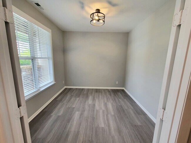 Foto del edificio - Ballantyne Beauty for Lease!