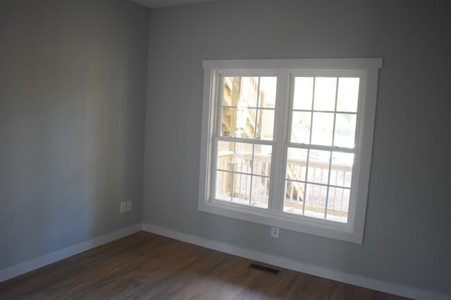Building Photo - 308 Kenwood Ave
