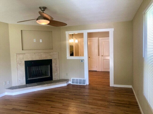 Foto del edificio - SUPER CUTE REMODELED 2BD COTTAGE ON OVERSI...