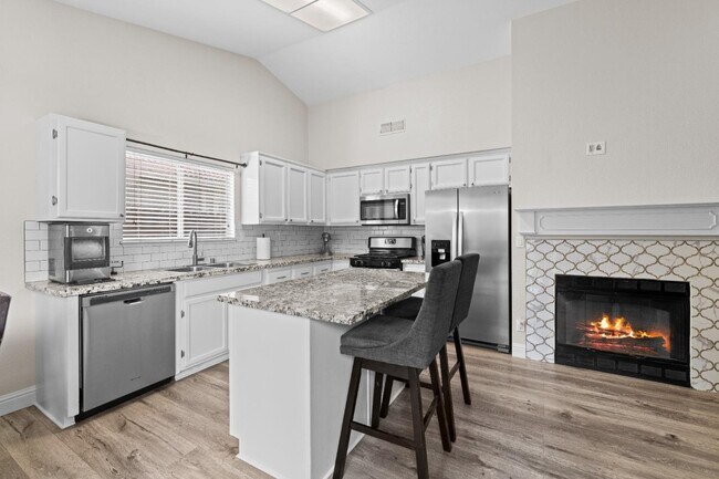 Foto del edificio - 2420 Inverness Dr