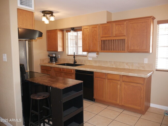Building Photo - 1004 E Desert Hills Dr